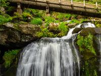 Teil der zweiten größeren Wasserfallstufe mit Bergseebrücke